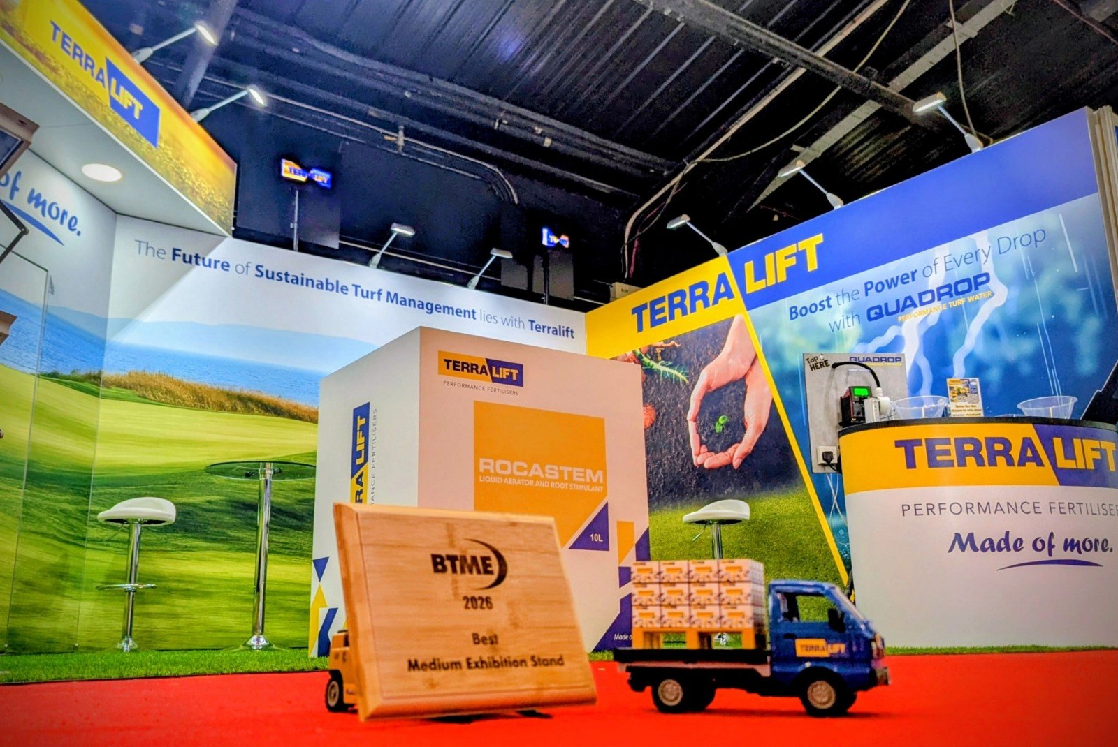 Arm Light vs. Spotlight for Trade Show Booths: Which Is Better?