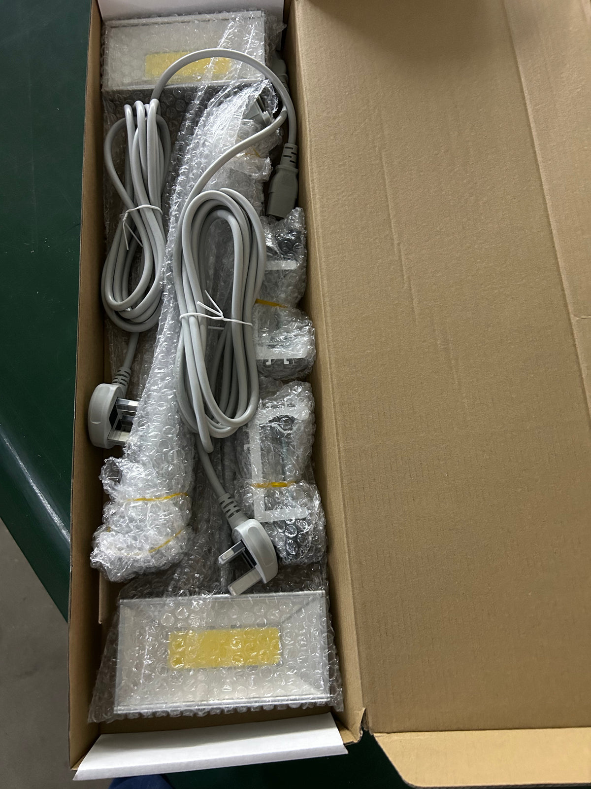 We hebben de 100 sets lampen geleverd. Jaag ons alstublieft niet op — we produceren uw resterende goederen op volle kracht.