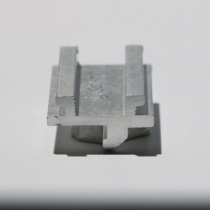 No-drill curved hook exhibition light mount for modular booth systems